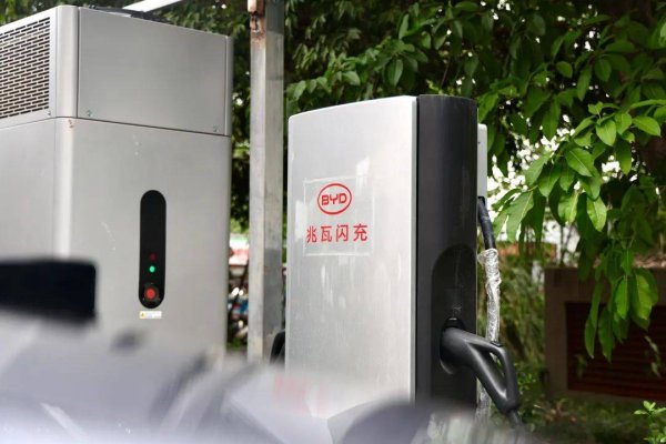 申捷策略 国产固态电池明年量产，续航破800km，燃油车市场面临新挑战